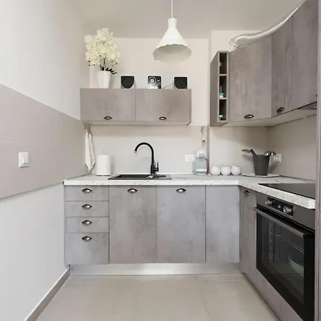 Appartement Ivona - Beautiful Terrace And Free Garage Parking *